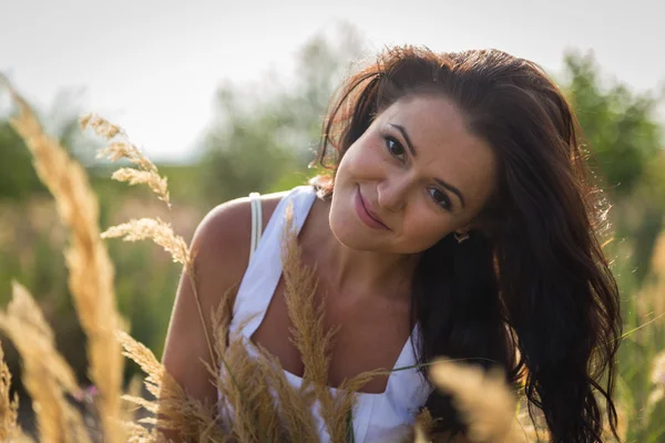 Girl in dress standing in high grass — Stock Photo, Image