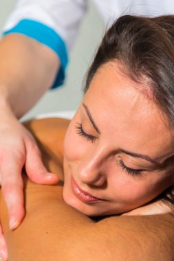 Masaj spa salonu içinde sahip esmer