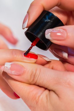 Tırnak vernik çivi için uygulama kadın
