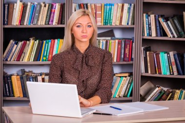 Öğrenci Kitaplığı'nda çalışır