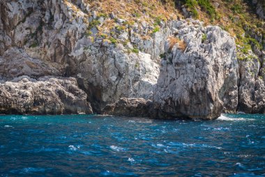 Sakin deniz ve kayalar