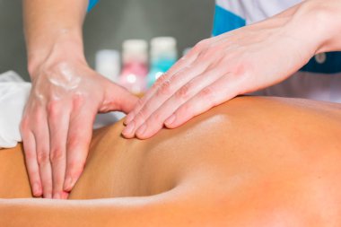 masaj spa salonu içinde sahip kadın