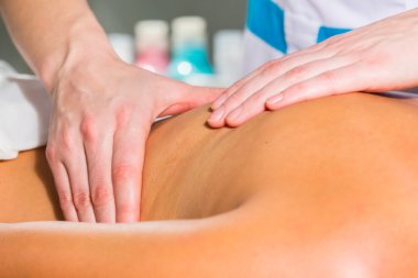 masaj spa salonu içinde sahip kadın