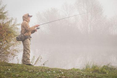 Nehir kıyısında iplik ile balıkçı