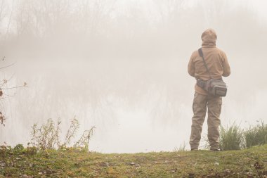Nehir kıyısında iplik ile balıkçı