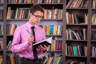 Öğrenci holding Kitap Kütüphanesi'nde