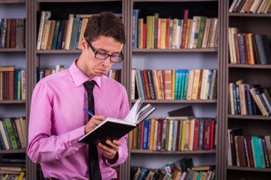 Öğrenci holding Kitap Kütüphanesi'nde