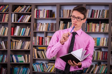 Öğrenci holding Kitap Kütüphanesi'nde