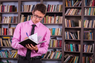 Öğrenci holding Kitap Kütüphanesi'nde