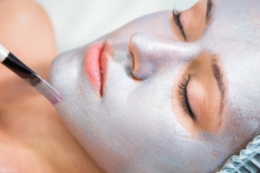 yüz maskesi uygulamak için kadın terapist