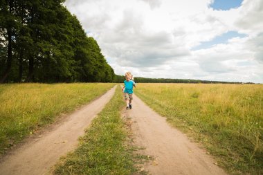 Doğada çalışan çocuk