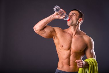 Atletik adam içme suyu şişe
