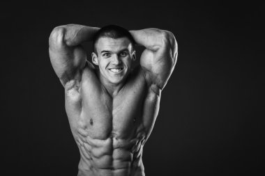 vücut geliştirmeci kasları gösterir