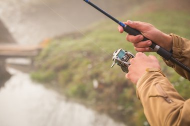 Nehir kıyısında iplik ile balıkçı