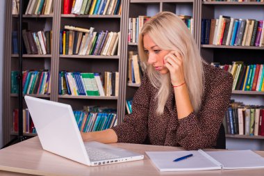 Öğrenci Kitaplığı'nda çalışır