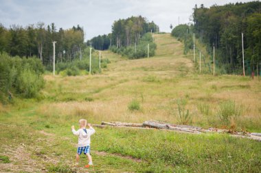 Aktif spor oynarken yürümeye başlayan çocuk