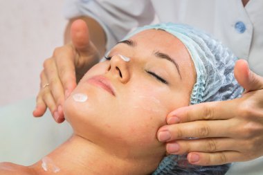 kadın alıcı yüz maskesi