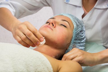 kadın alıcı yüz maskesi