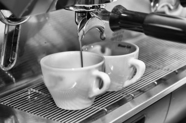 kapuçino yapıyor kadın