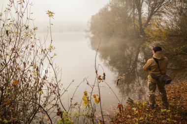 Nehir kıyısında iplik ile balıkçı