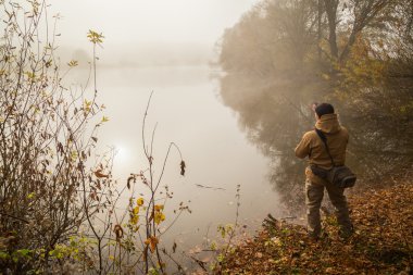 Nehir kıyısında iplik ile balıkçı