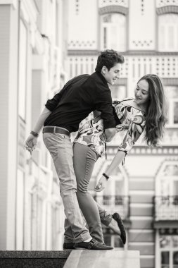 Sokakta sarılma aşk, Çift