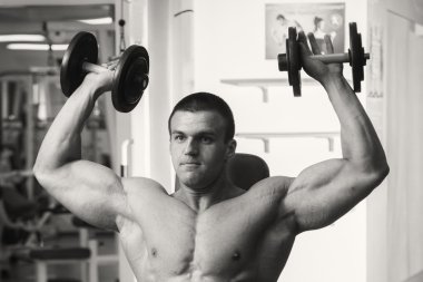 kaslı adam dumbell ile çalışma dışarı