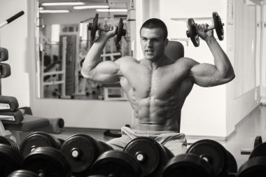 kaslı adam dumbell ile çalışma dışarı