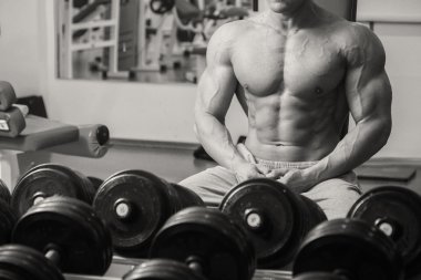 İçinde jimnastik salonu kas vücut geliştirmeci