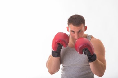 Güçlü adam kırmızı boks eldiven