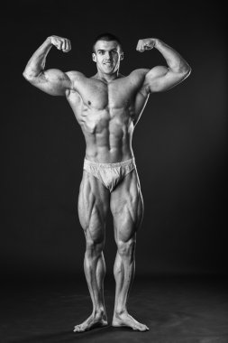 Kaslı vücut geliştirmeci kasları gösterir.