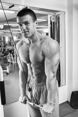 Kaslı adam çalışma dışarı ağırlıklar ile