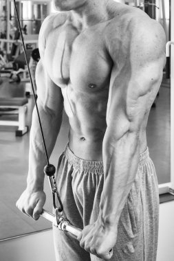 Kaslı adam çalışma dışarı ağırlıklar ile