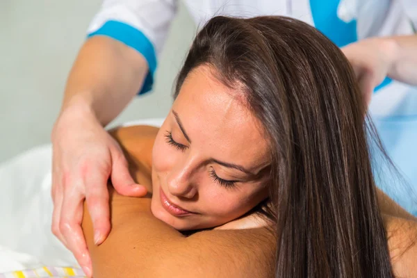 Masaj spa salonu içinde sahip esmer