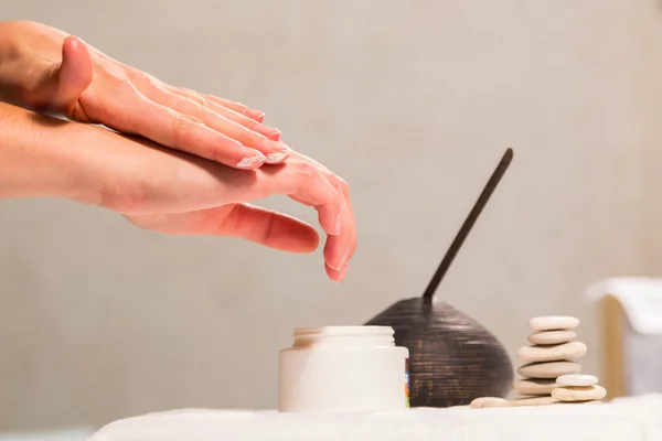 Aplicación de crema de manos en un salón de spa — Foto de Stock