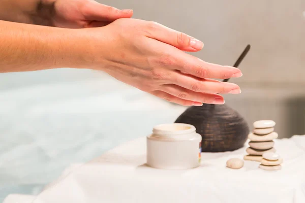 Application de crème pour les mains dans un salon de spa — Photo