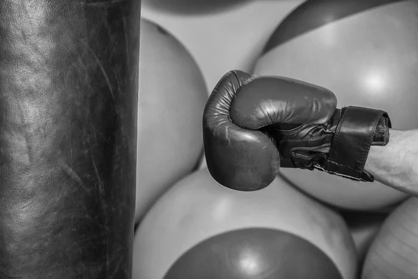 ボクシング グローブの人間サンドバッグを打つ — ストック写真