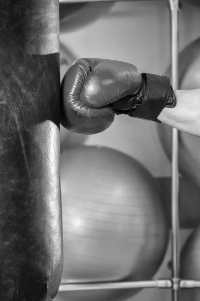 Man in boxing gloves hit a punching bag — Stock Photo, Image