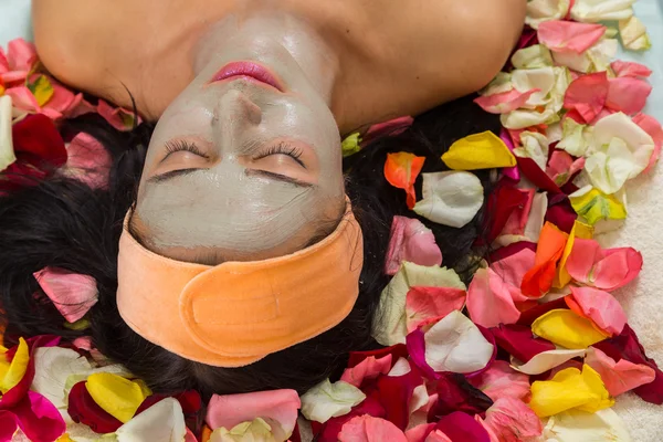 Mulher com máscara facial no salão de beleza — Fotografia de Stock