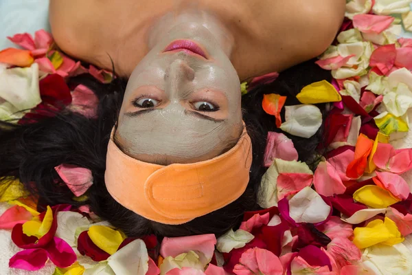 Woman with facial mask at beauty salon — Stock Photo, Image