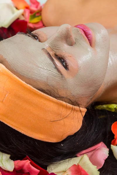 Femme avec masque facial au salon de beauté — Photo