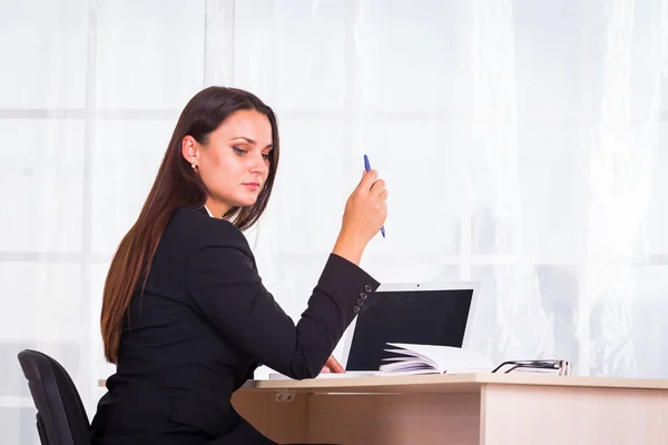 Geschäftsfrau, die mit dem Computer arbeitet — Stockfoto