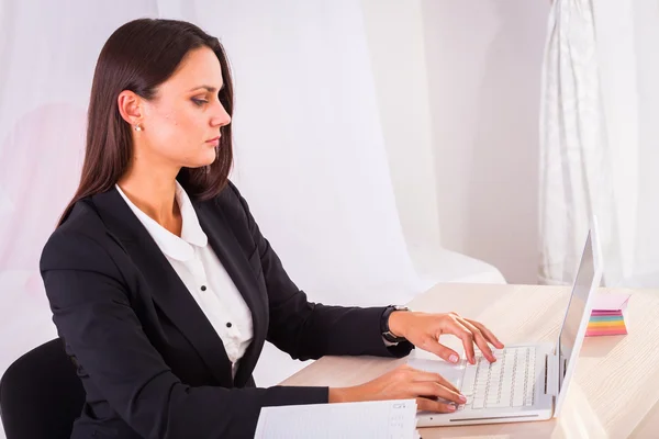 Geschäftsfrau, die mit dem Computer arbeitet — Stockfoto