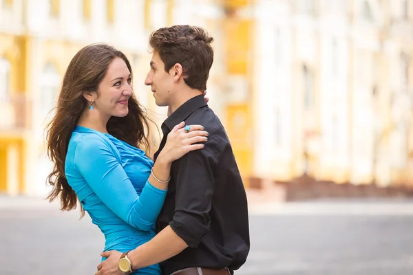 Couple amoureux, embrasser dans la rue — Photo