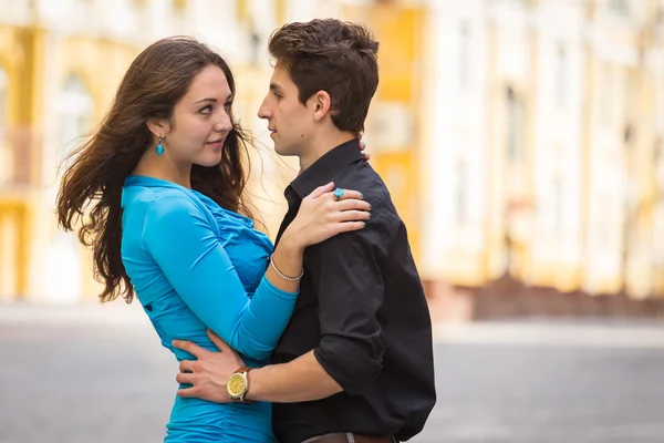 Закохана пара, обіймаючись на вулиці — стокове фото