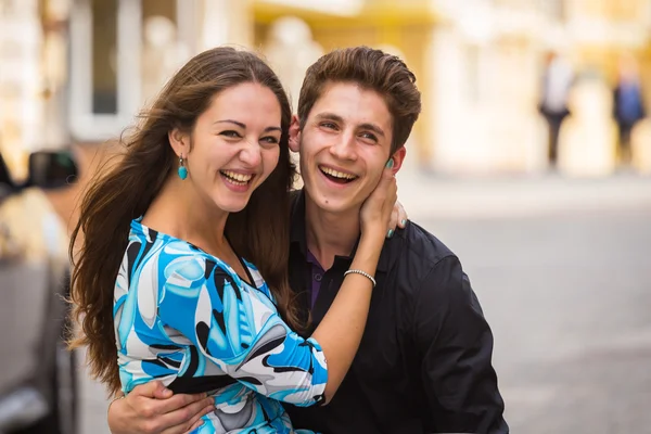 Pareja enamorada, abrazándose en la calle — Foto de Stock