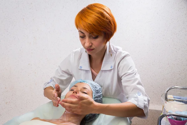 Cosmetic procedures in spa clinic — Stock Photo, Image