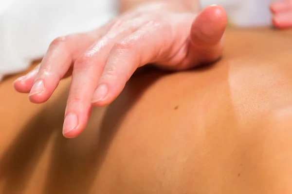 Mujer teniendo masaje en un salón de spa —  Fotos de Stock