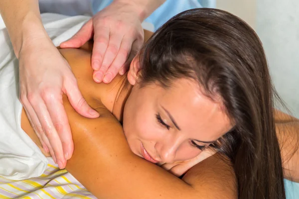 Morena teniendo masaje en un salón de spa —  Fotos de Stock