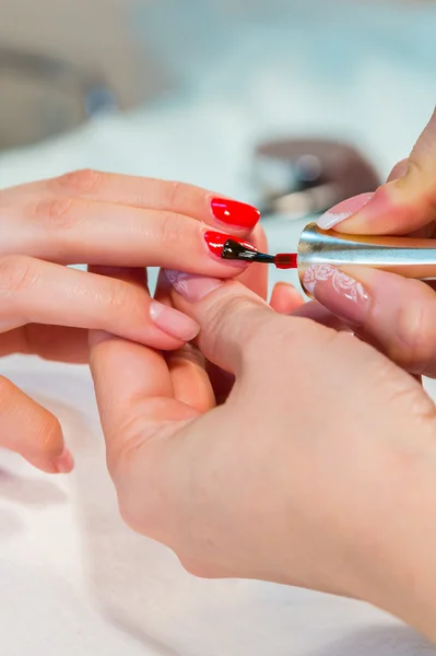 Donna che applica smalto per unghie — Foto Stock